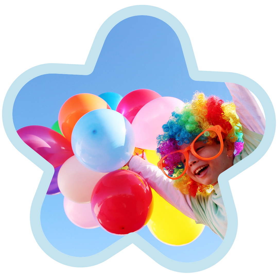 Criança se divertindo em festa no Recanto da Alegria